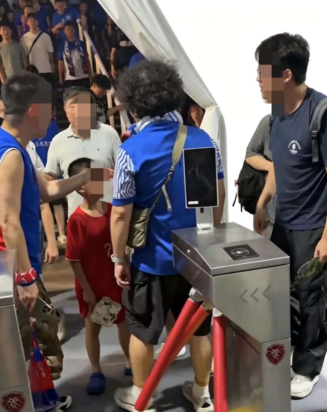 上海申花0-3北京国安，赛后指责小球迷不该穿武磊球衣。
这位小球迷因为身穿武磊国