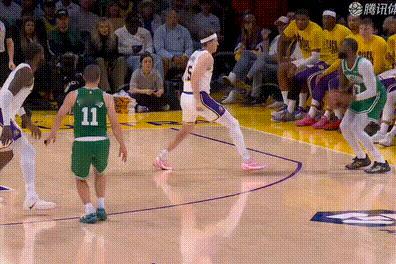 这还不是进攻犯规？

杰伦布朗支肘的动作也太明显了，这是教科书式的曲臂到直臂，明