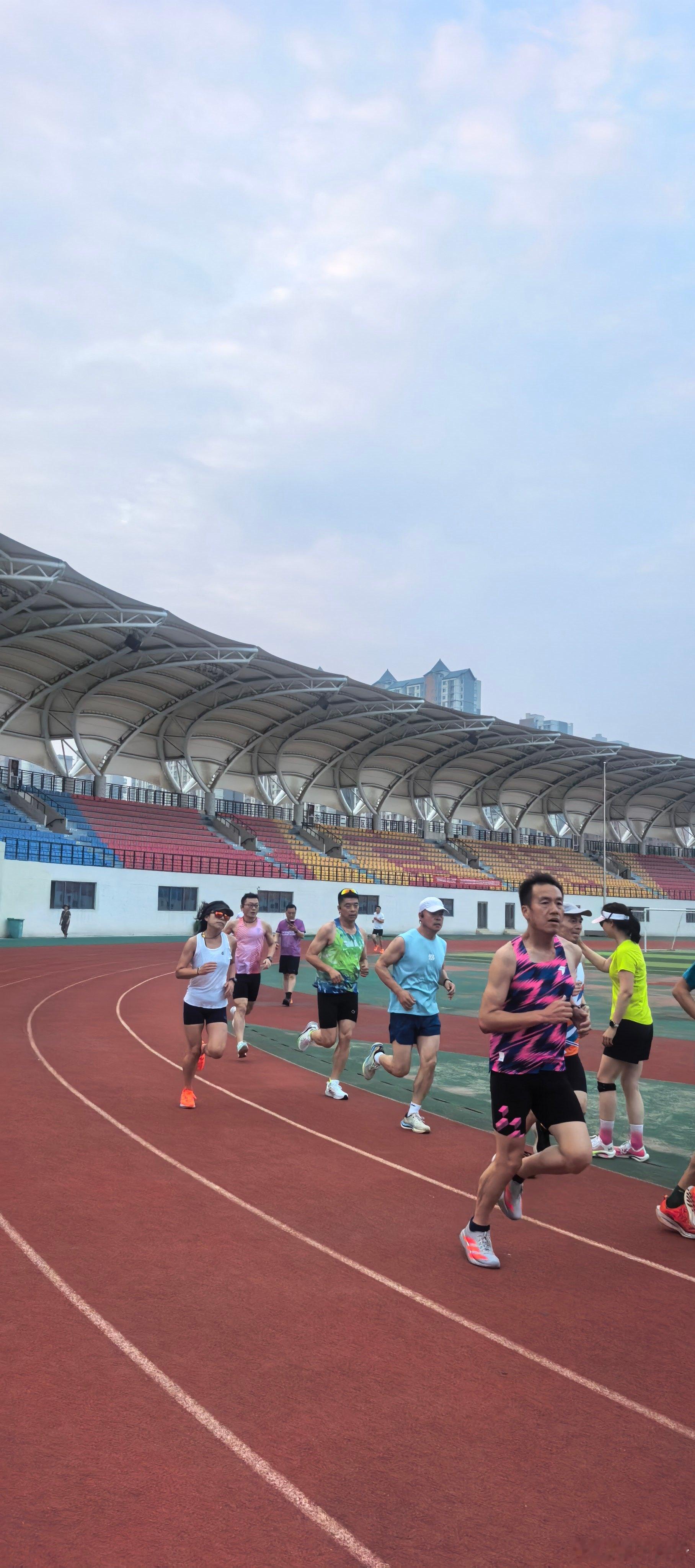【洛阳黎明脚步·宜阳团队】今日晨跑分享早安黎明清风起吟闻鸡起舞麦浪飘香踏歌而行 