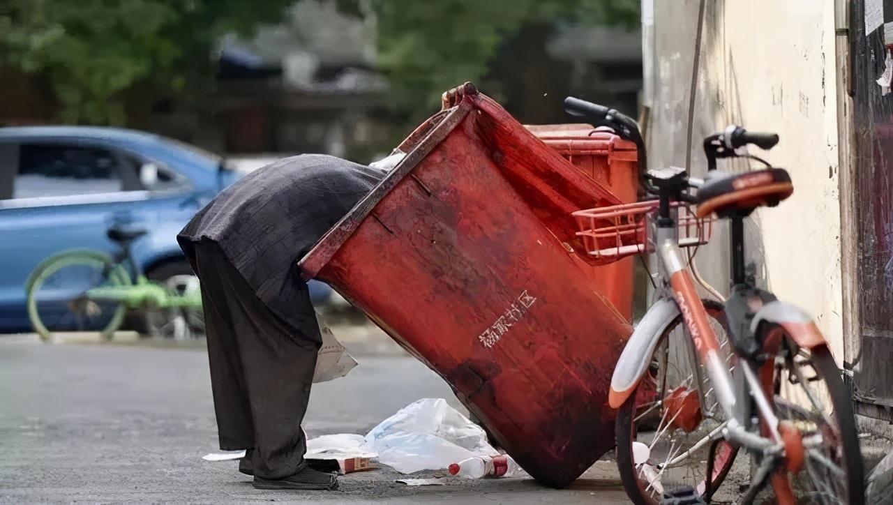 为什么现在小区里翻垃圾桶的人越来越多？
真的很“赚钱”？
其实并不赚钱，只是省掉
