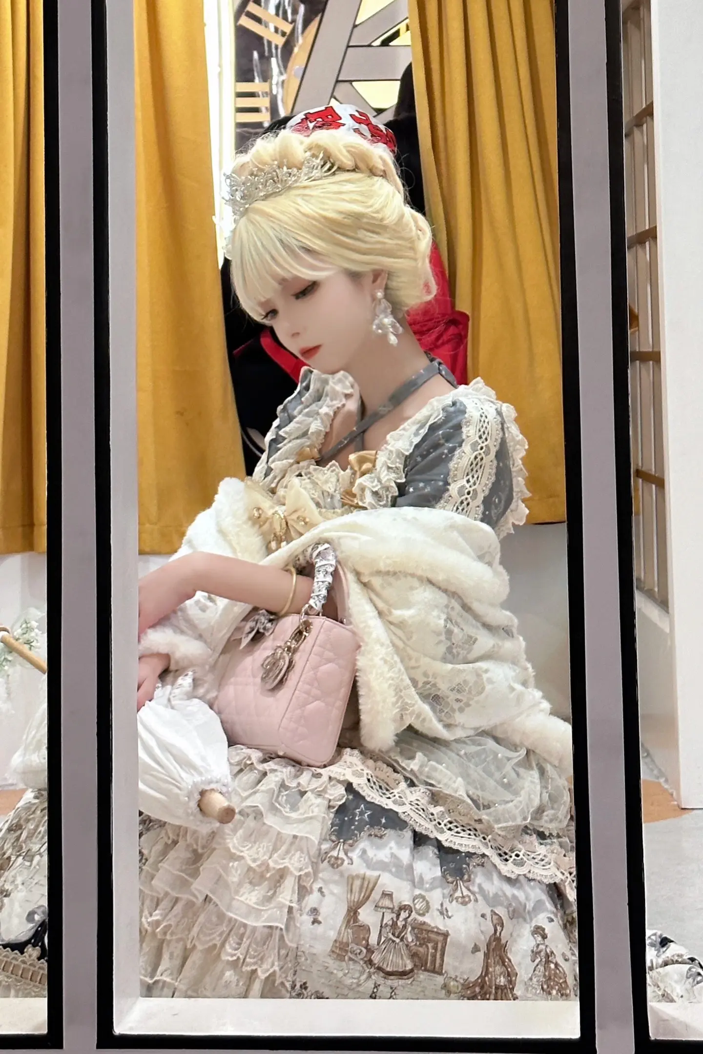 橱窗里的公主。