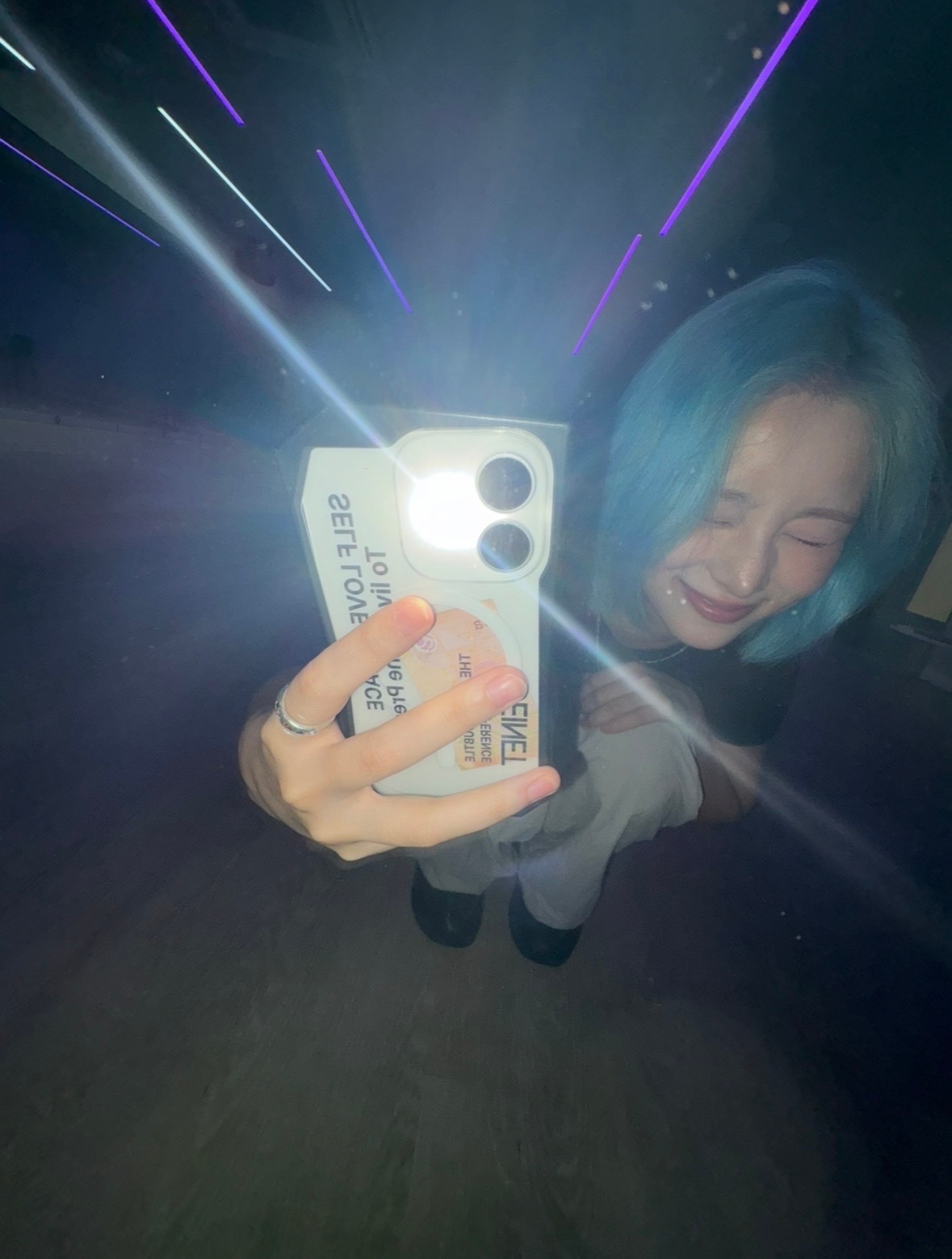 走走木唯爱抽象拍照 但是呢很萌 