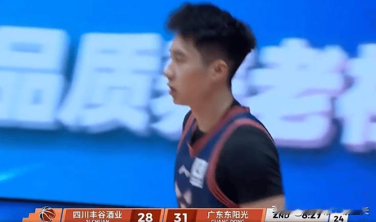 cba超级战舰广东男篮，竟被四川追到3分打停，19岁小将段睿骐完全压制徐杰，一步