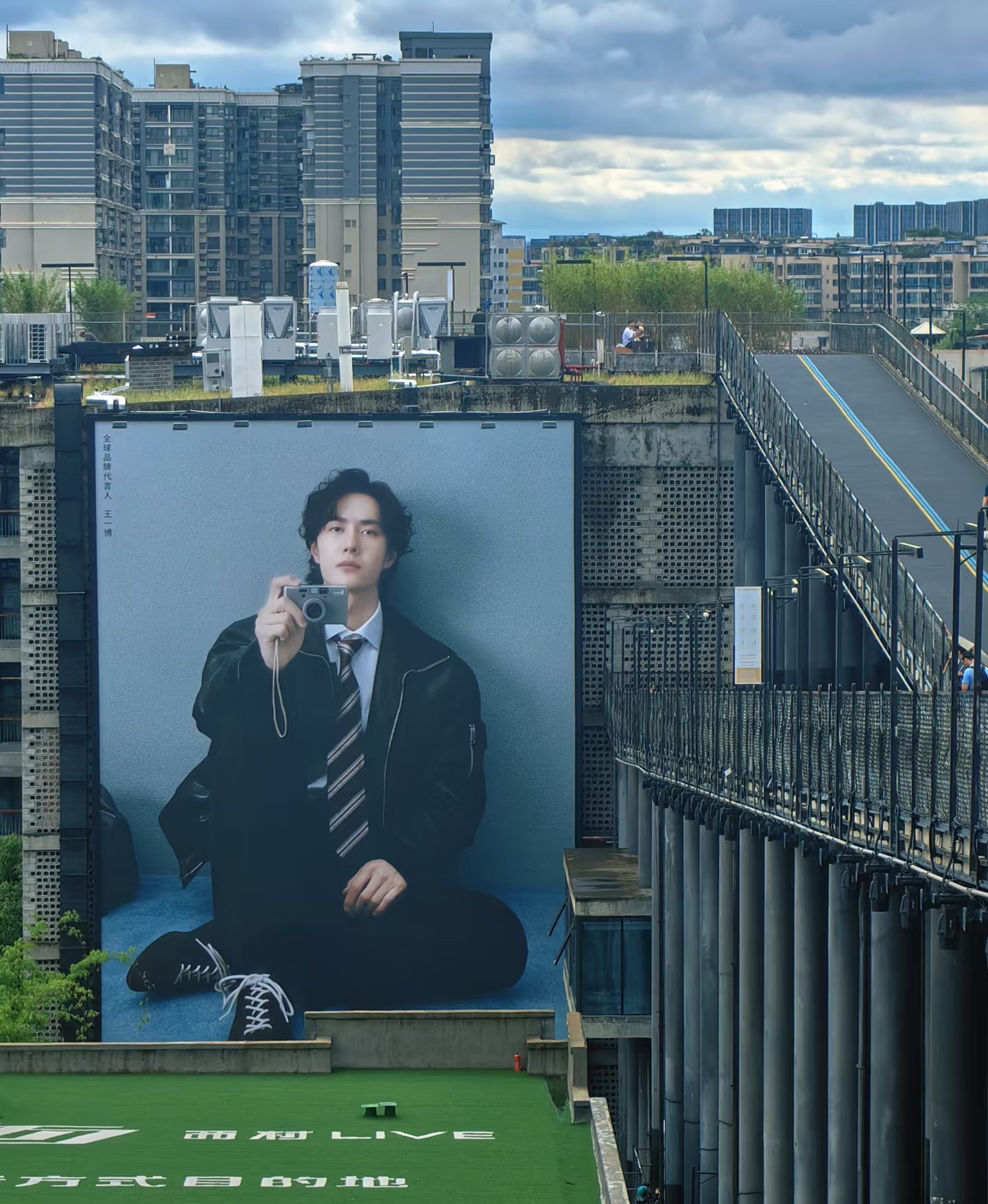 王一博Jimmy Choo成都西村大院大屏，已经成为现象级打卡地，这个方位好震撼