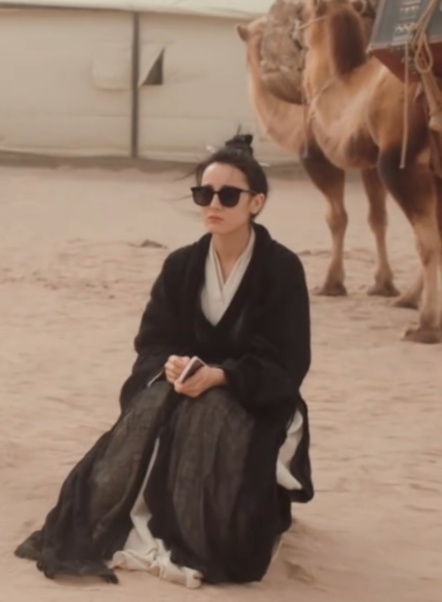 贺思慕迪丽热巴贺思慕3月最热女角色 善良犹如一杯清水，透明而纯净，宛如一朵荷花，