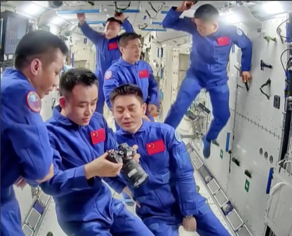 估计现在最让人担心的，就是神舟二十号的航天员，不是因为他们没有成功交接，也不是因