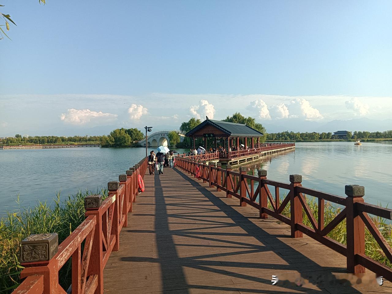 今天凡是到昆明池游玩的人都被眼前美景深深地“震撼”了！望南看，厚重的堆积云层压盖