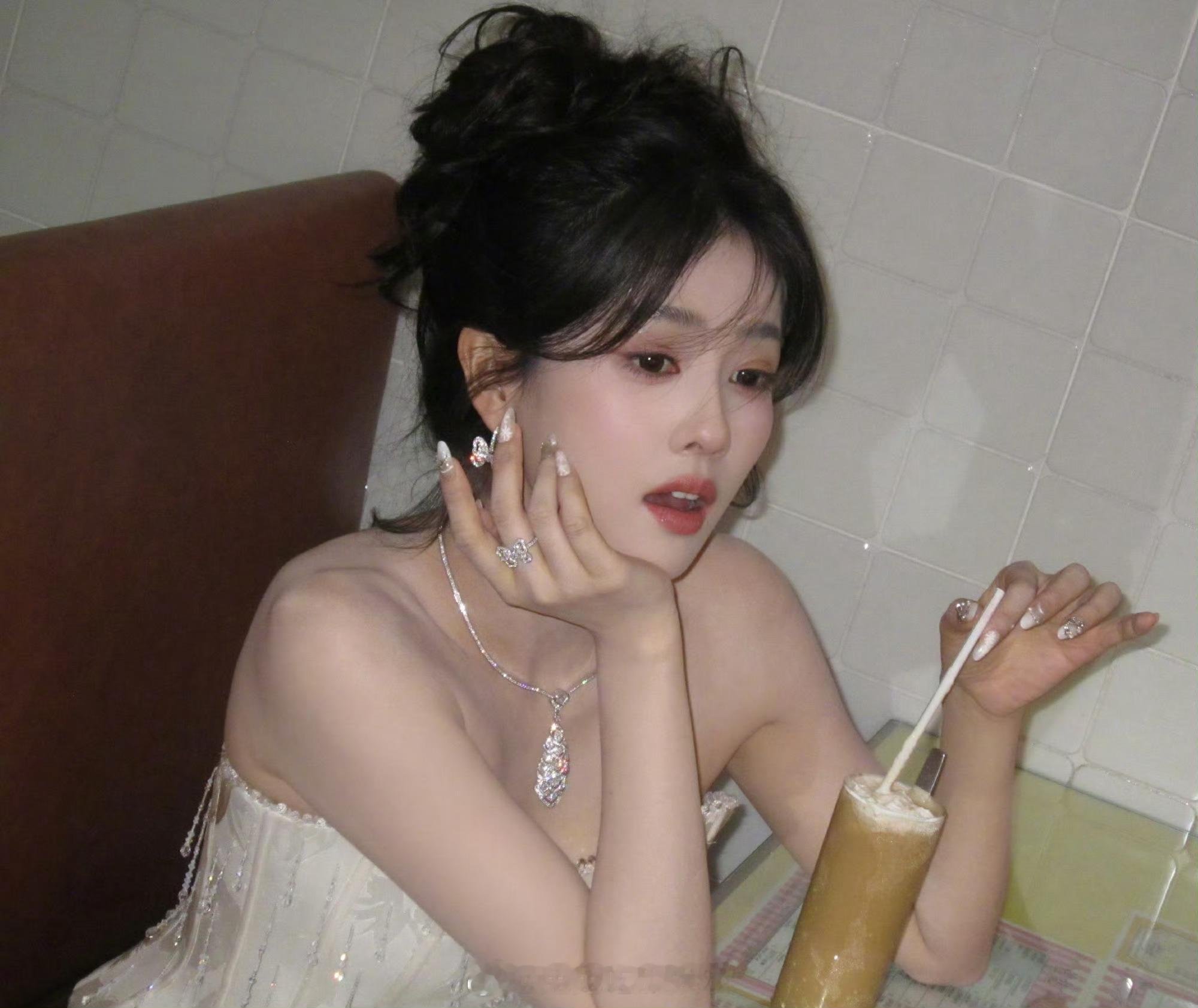 白鹿尖叫之夜最早出图 白鹿凌晨两点半发博，美的很安心啊 