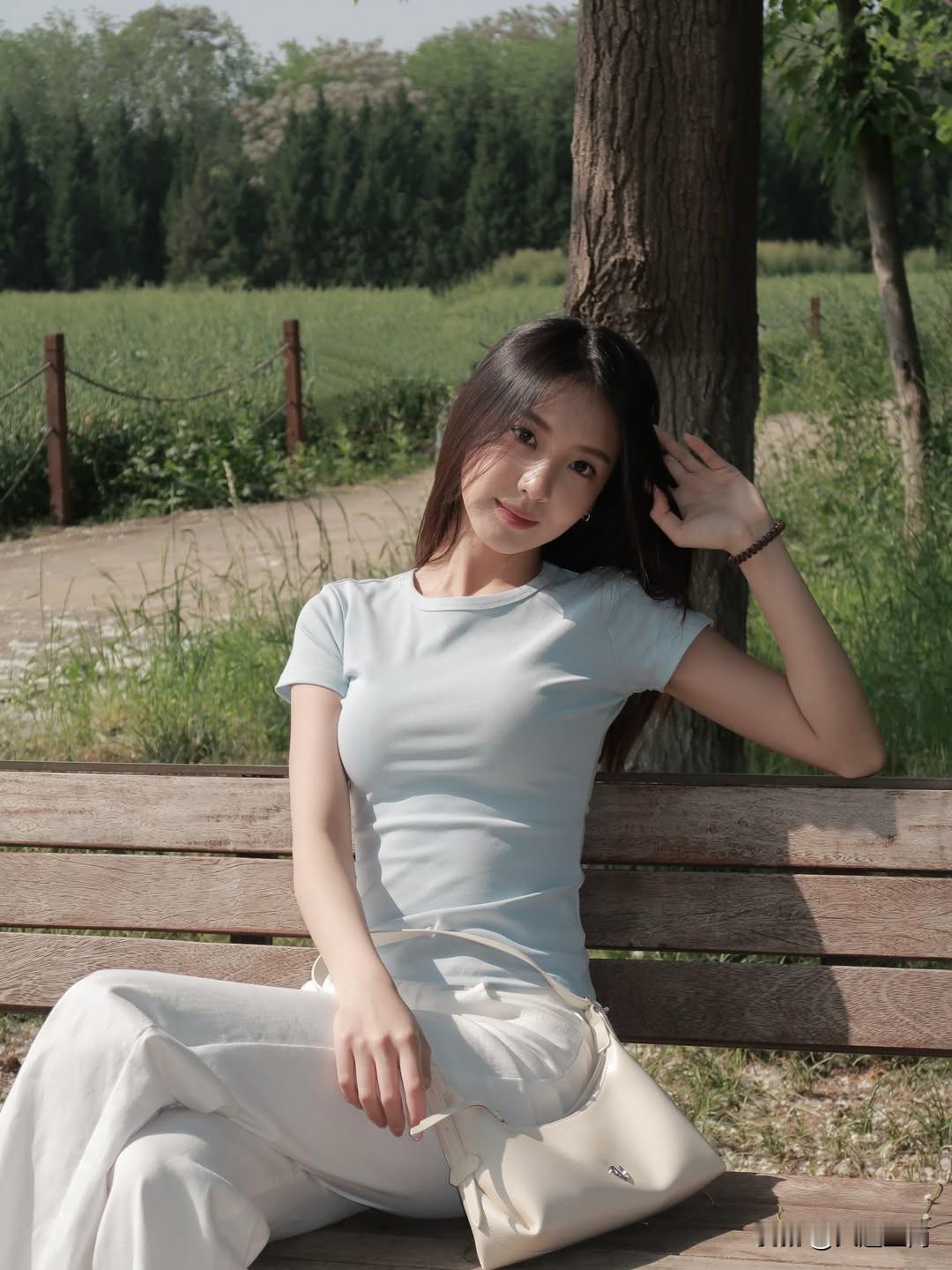 浅蓝T恤配白裤，阳光正好，治愈系笑容藏不住的甜。气质穿搭怎么穿才恰到好处?