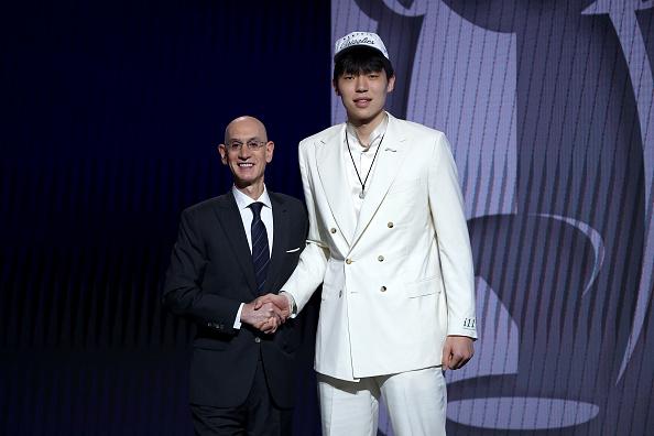 杨瀚森在2025年NBA选秀中被孟菲斯灰熊队以第16顺位选中。
不过他将被交易至