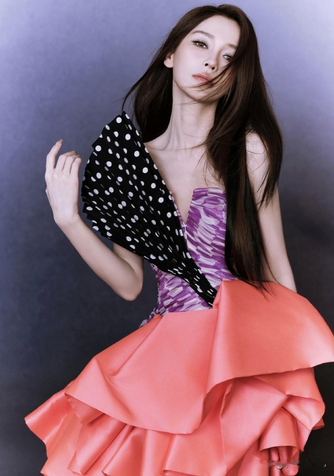 早前AngelaBaby身穿荷兰名设计师Ronald van der Kemp设