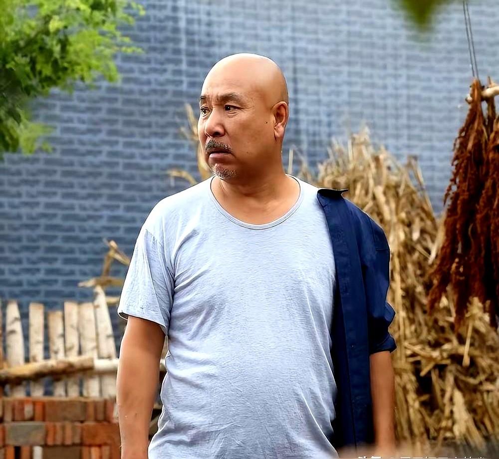 剧组男主跑路，他接个电话就推掉高薪去救场。

电影《邰忠利》在零下三十度的呼玛县