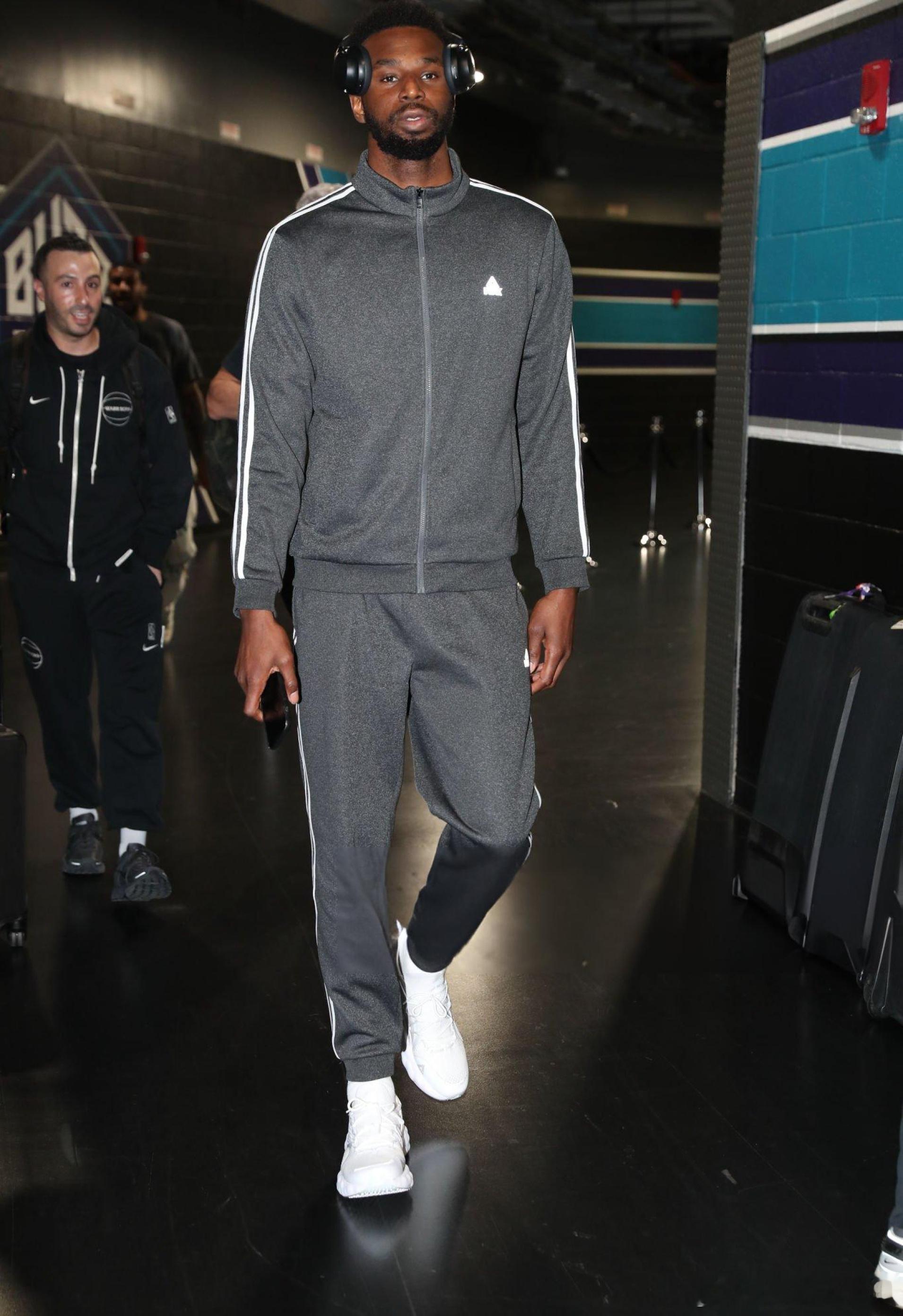 今天的装束很老大爷了[笑cry][笑cry]#金州勇士[超话]##勇士vs黄蜂#