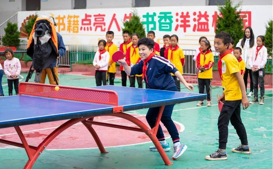 北京丰台区的运动空间里，乒乓球台静默伫立，球鞋与地面摩擦的声响里，藏着邓亚萍的半