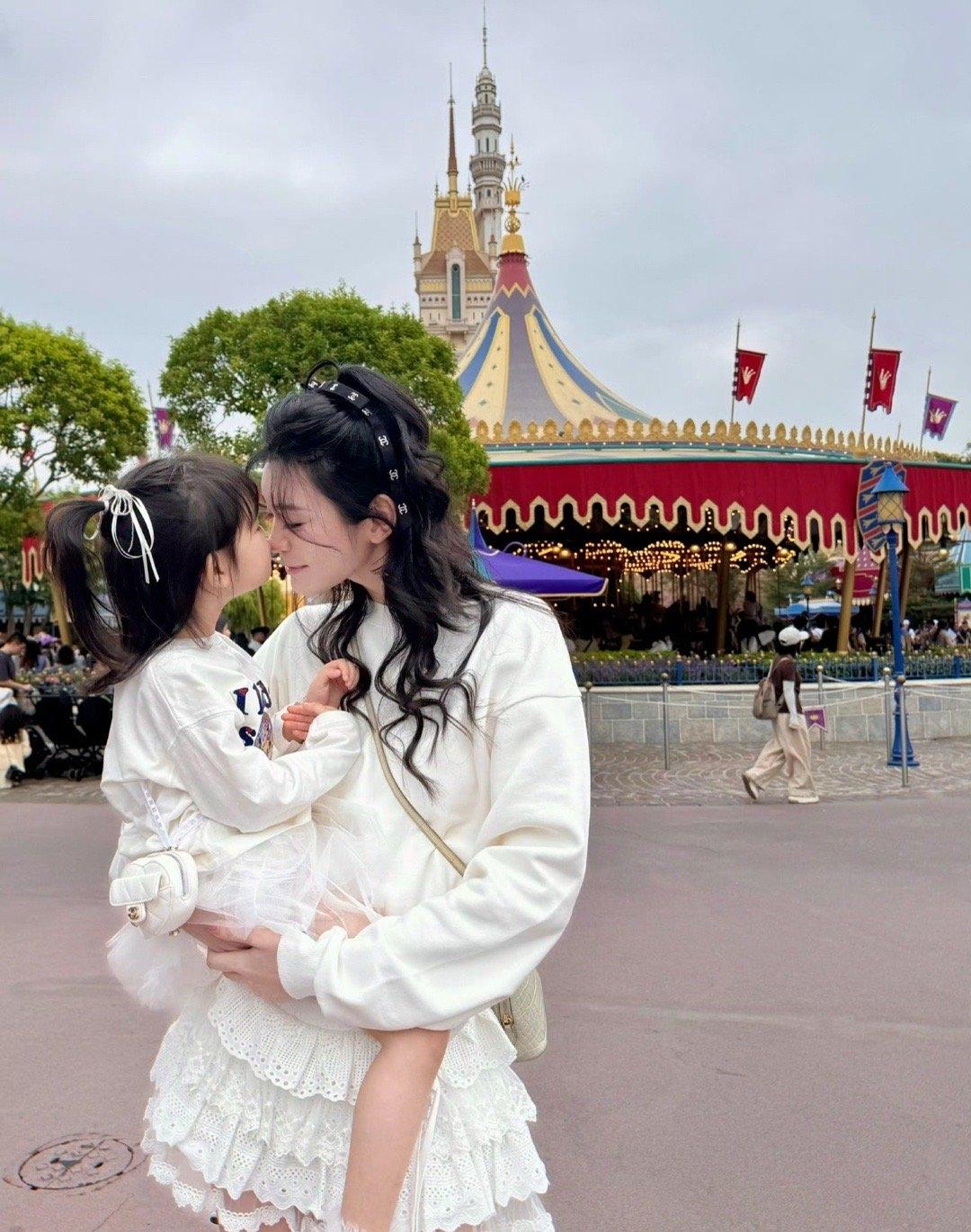 奚梦瑶这也太会拿捏了！晒女儿的时候，侧脸照片放出来，可一到正脸就打码，想晒又不想