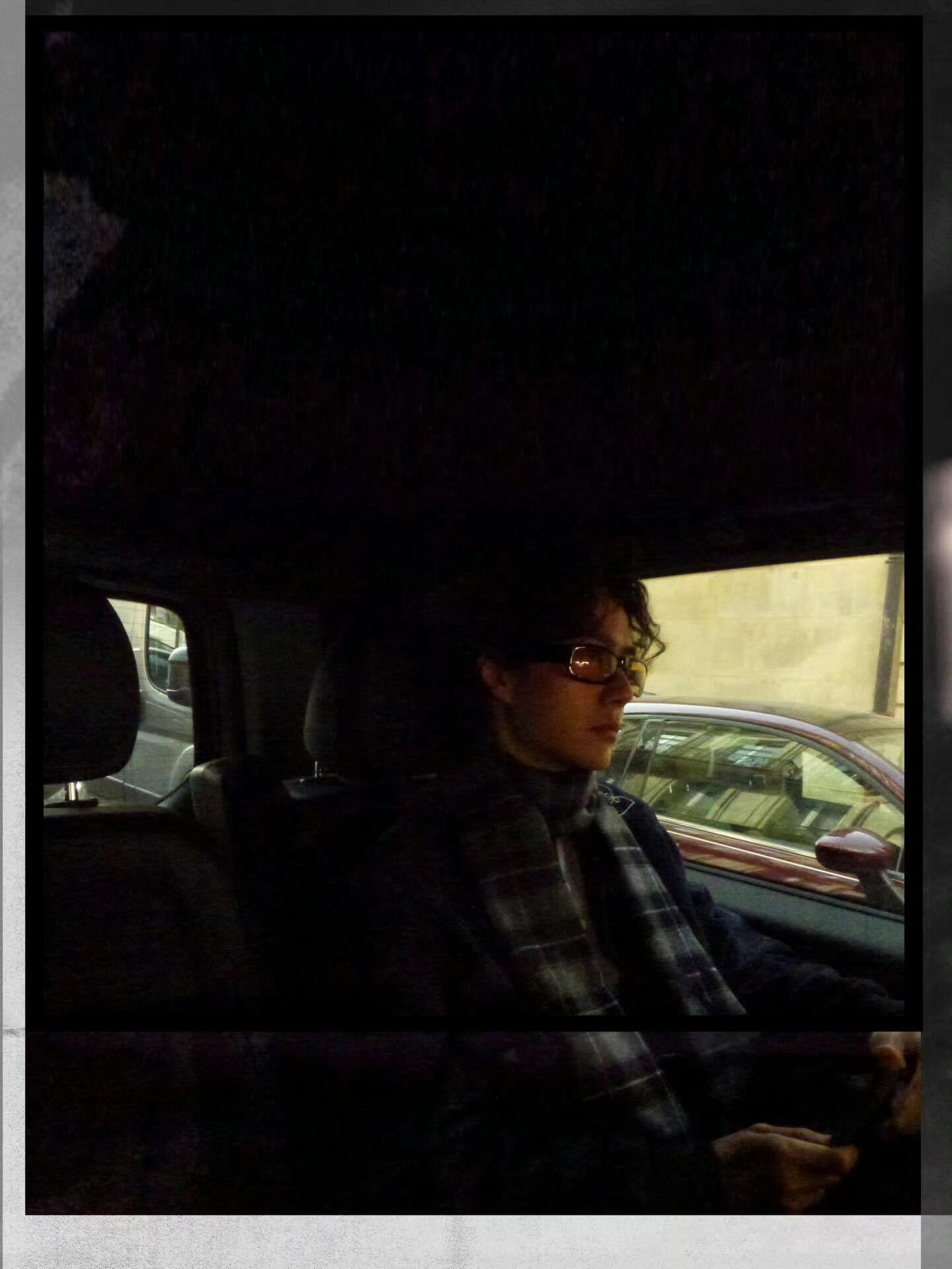 王一博更新ins 配文À bientôt（很快再见）bgm：i walk thi