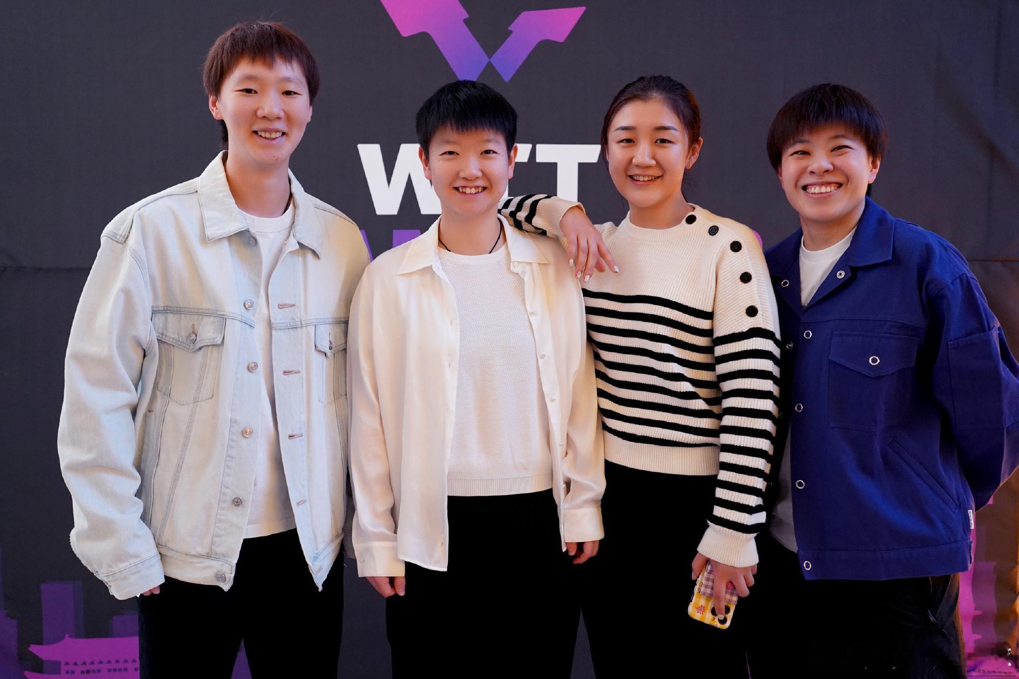 #孙颖莎休闲装参加晚宴##国乒四女将晚宴合影##wtt仁川冠军赛晚宴#，陈梦晒和