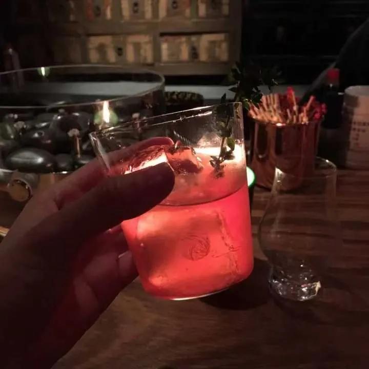 今晚，与一个兄弟小酌。
（韩联社）
他三下五除二把自己灌醉了，然后开始唠叨，他说