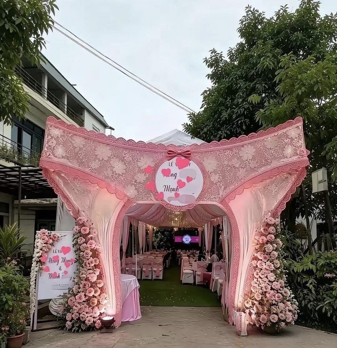 婚礼拱门直接做成粉色蕾丝内裤造型，这是直接拜倒在石榴裙里了。
 
谁刷到这个婚礼