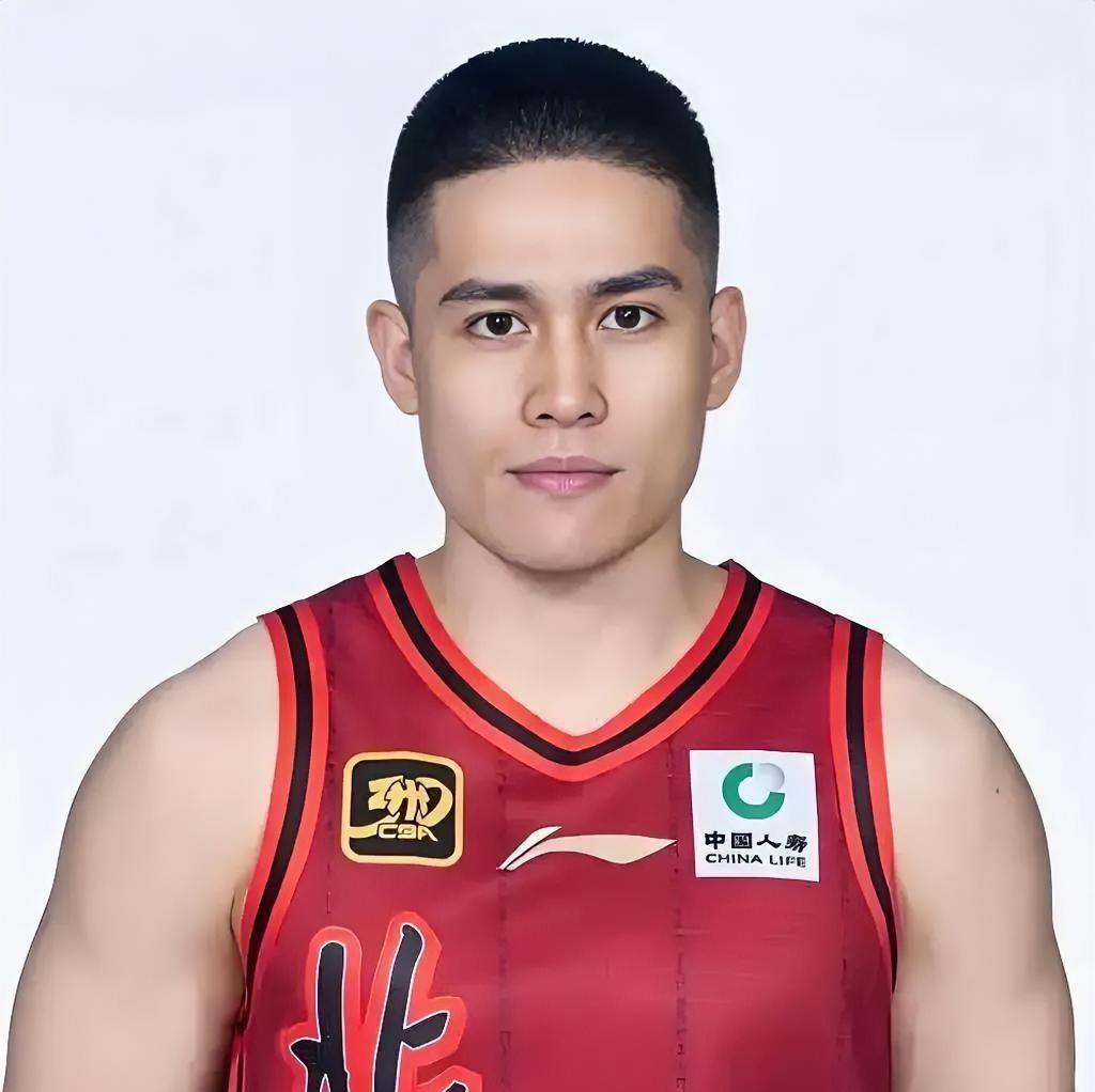 别再信“国内后卫只会传球”的鬼话了。
有个后卫正用每分钟1.2分的效率，撕掉这个