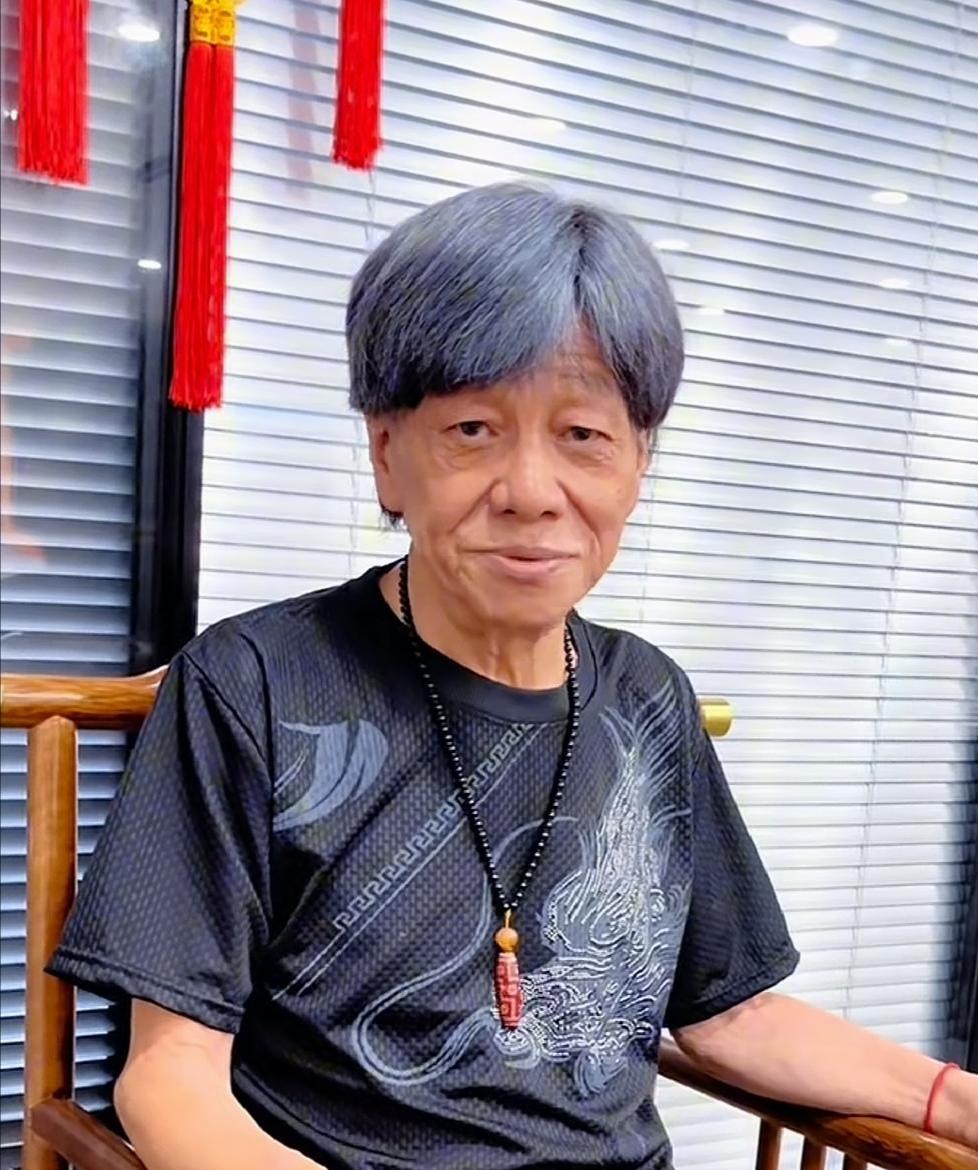 真没想到这“棋圣〞聂卫平刚走，又听说香港功夫巨星梁小龙也离我们而去。
记得前几天