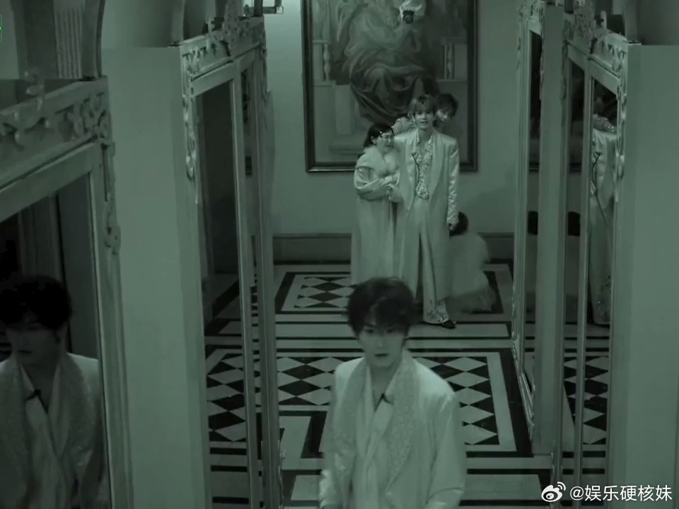 刘宇宁丁程鑫拥抱  意外的突发场面太有代入感了，黑暗中众人的反应各不相同。刘宇宁