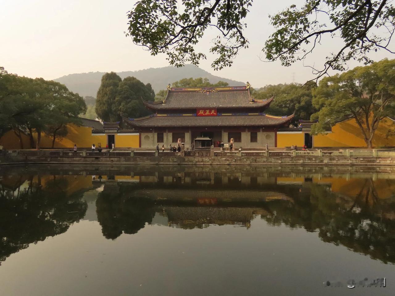 静谧古寺，山水相映，人间仙境。阿育王寺