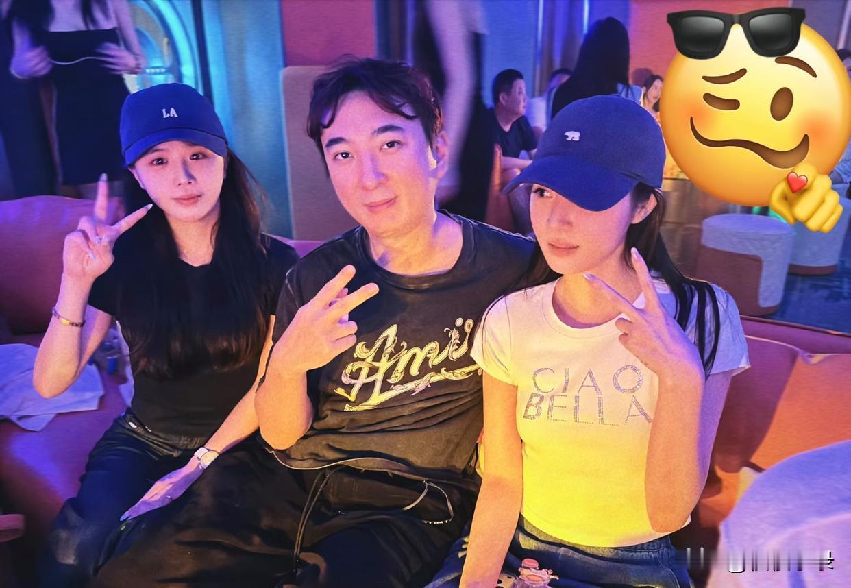 36岁王思聪在马来西亚和美女喝酒玩乐，他的状态看起来很不错，穿衣打扮有点土气，不