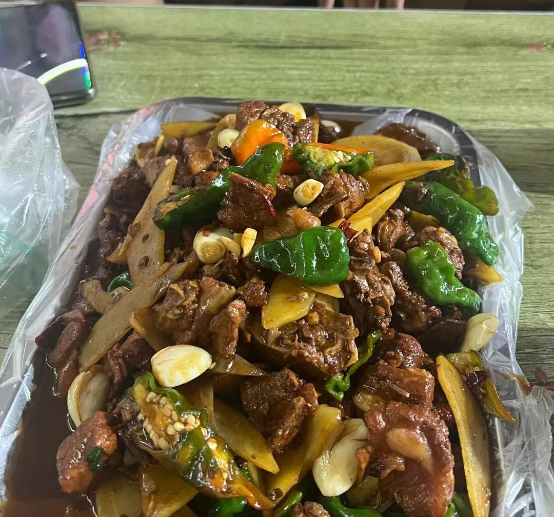济南大学美食
济南大学的同学们有福了！
后龙小吃街里面的晓利炒鸡也太好吃了
性价