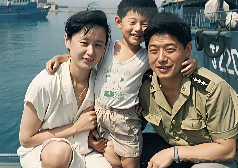 难怪张继科的眼睛不大，原来父母都是小眼睛，张继科的妈妈看起来很漂亮，皮肤白皙，身
