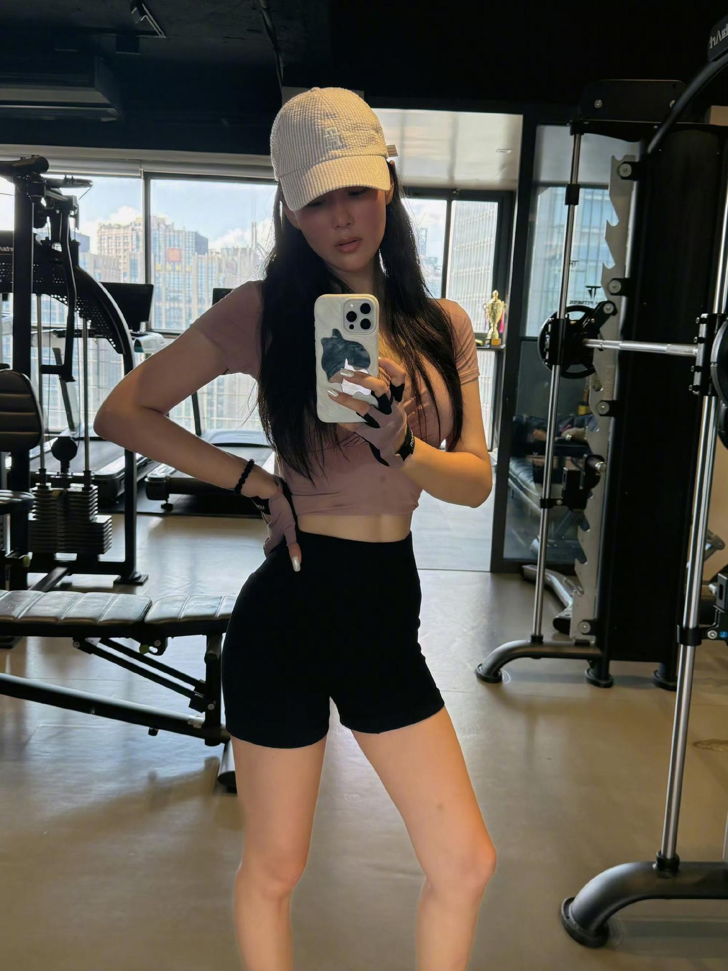 张馨予｜健身篇。身材练得真不错