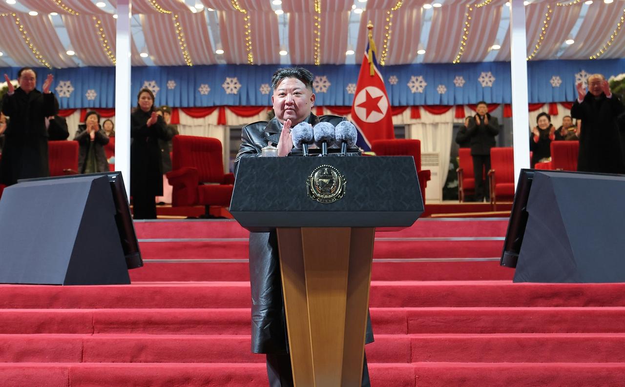 朝鲜2026新年庆祝演出在首都平壤五一体育场隆重举行，金正恩同志观看了演出