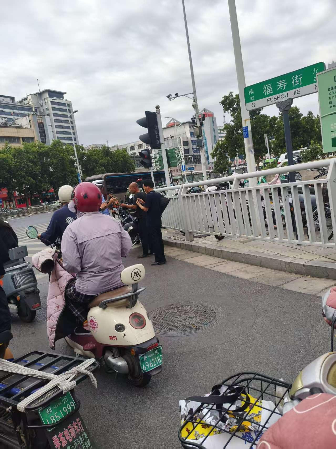 近期，郑州市严厉整治交通违法行为，针对不遵守交通规则的行人，电动车，三轮电动车等