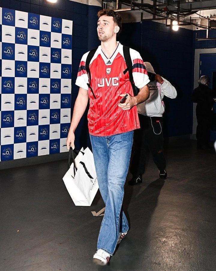 奥兰多魔术队的弗朗茨·瓦格纳身着阿森纳队服抵达NBA伦敦赛场 阿森纳著名教授 英