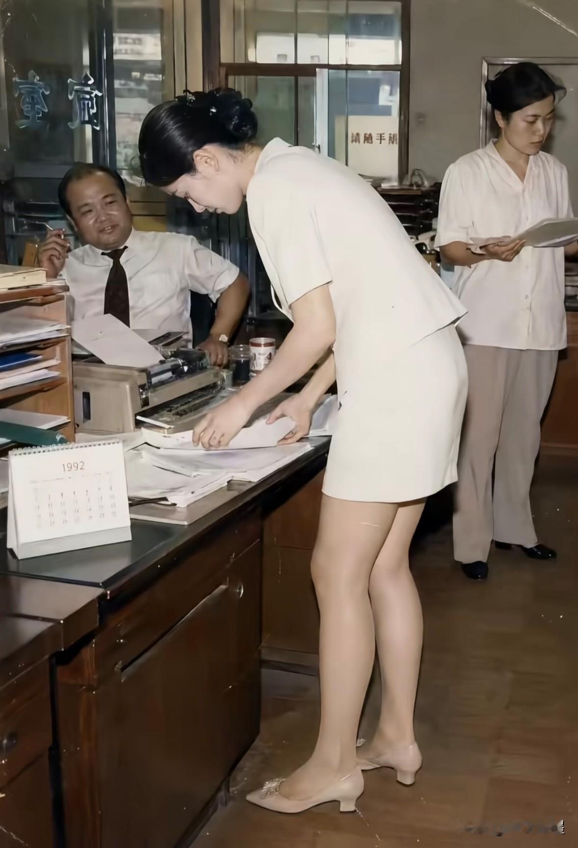 你能界定图中这三个人的身份吗？
背景：桌上台历显示为1992年
地点：深圳一港资