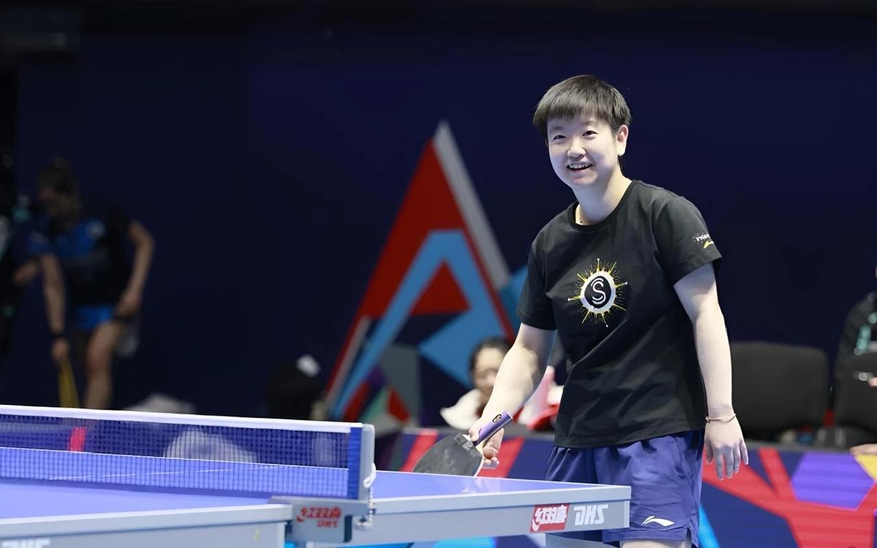 你们发现了没有

孙颖莎不管参加什么比赛

她总是万年不变，每次比赛完以后，就算