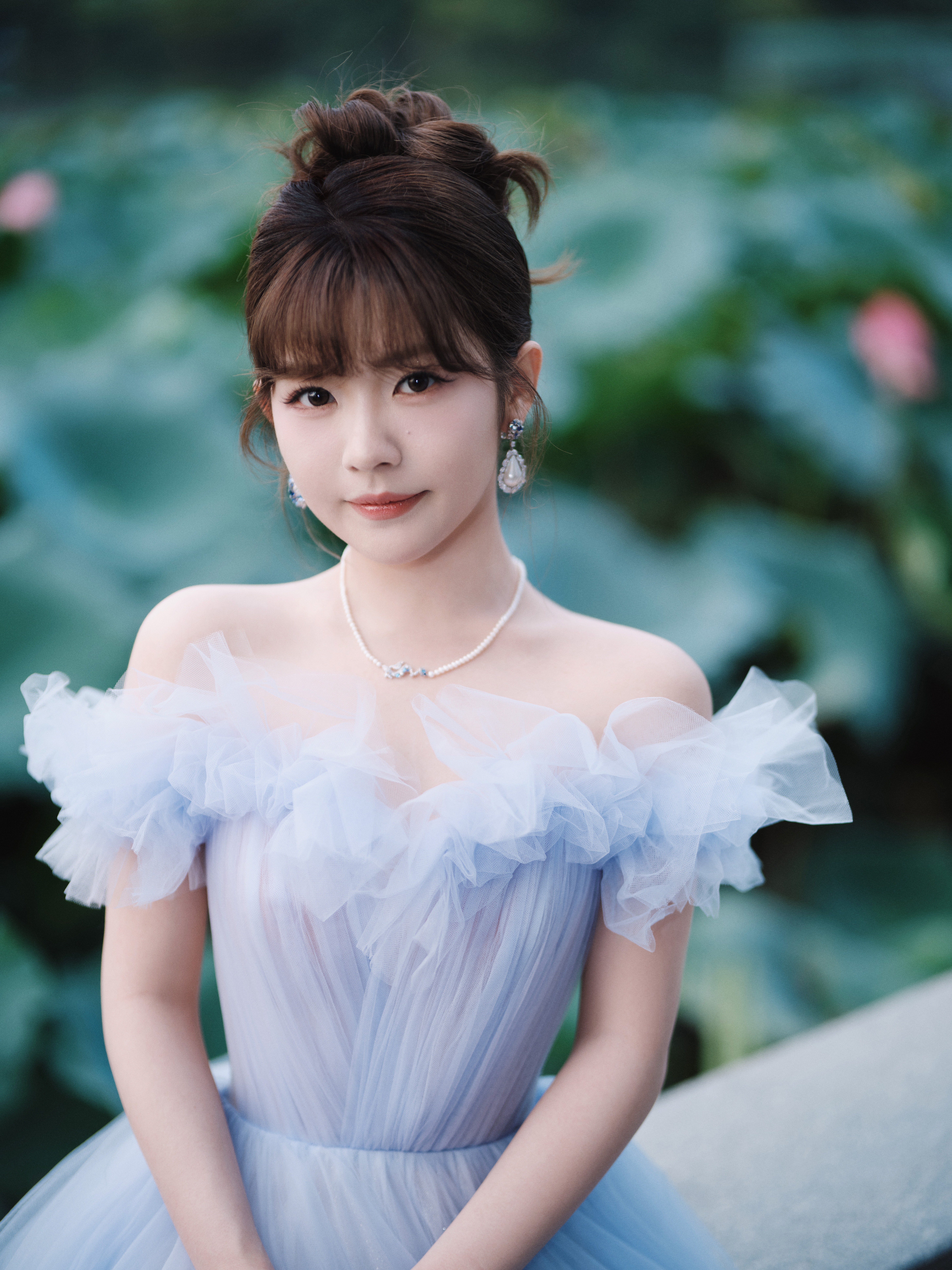 赖美云 蓝色长裙，优雅大方。 ​​​