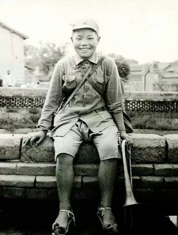 抗日战争时期，在每一个八路军游击队的营地都能发现这些小战士，别看年龄小，但老练得