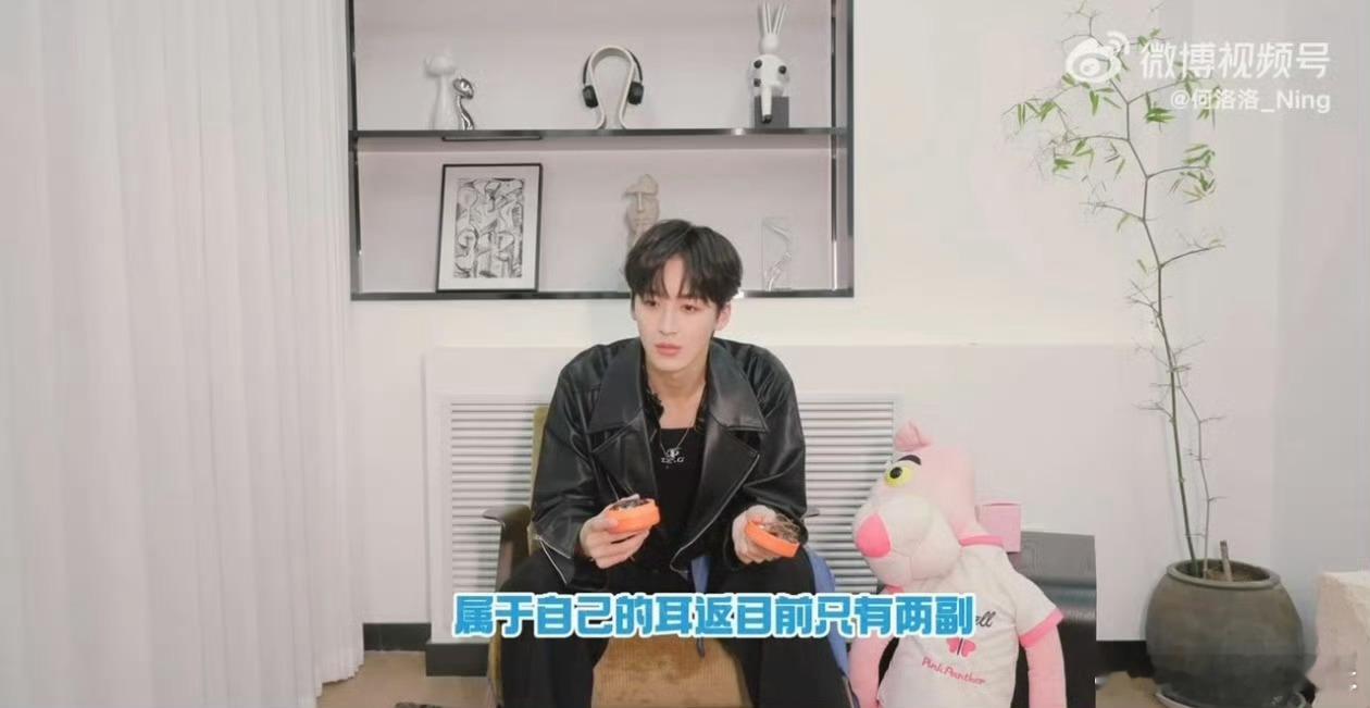 何洛洛出道九年的时间盲盒何洛洛晒R1SE定制耳返 时光盲盒满载温柔，定制耳返铭记