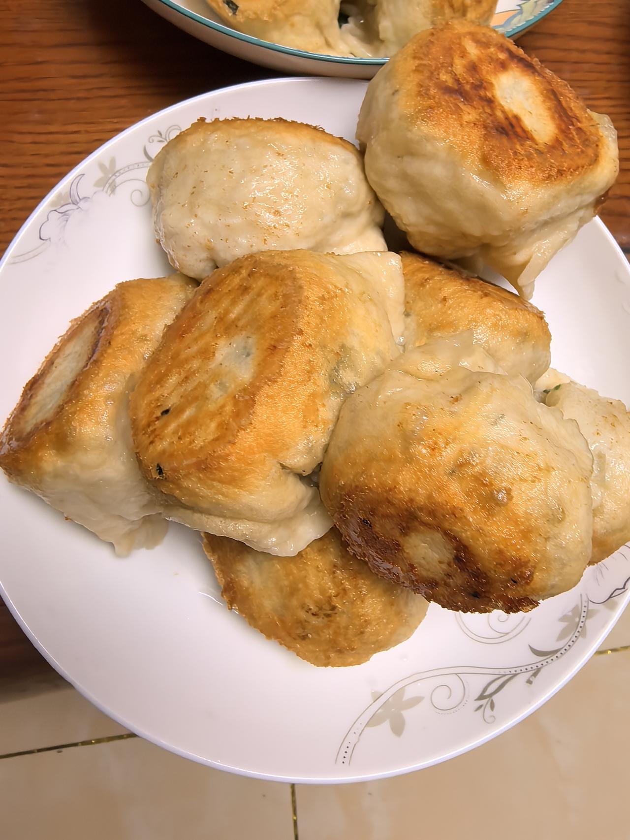 左手执烟火右手执我的世外桃源。昨天摞的一点点山菜，今天变成美食。我几乎每天都进山