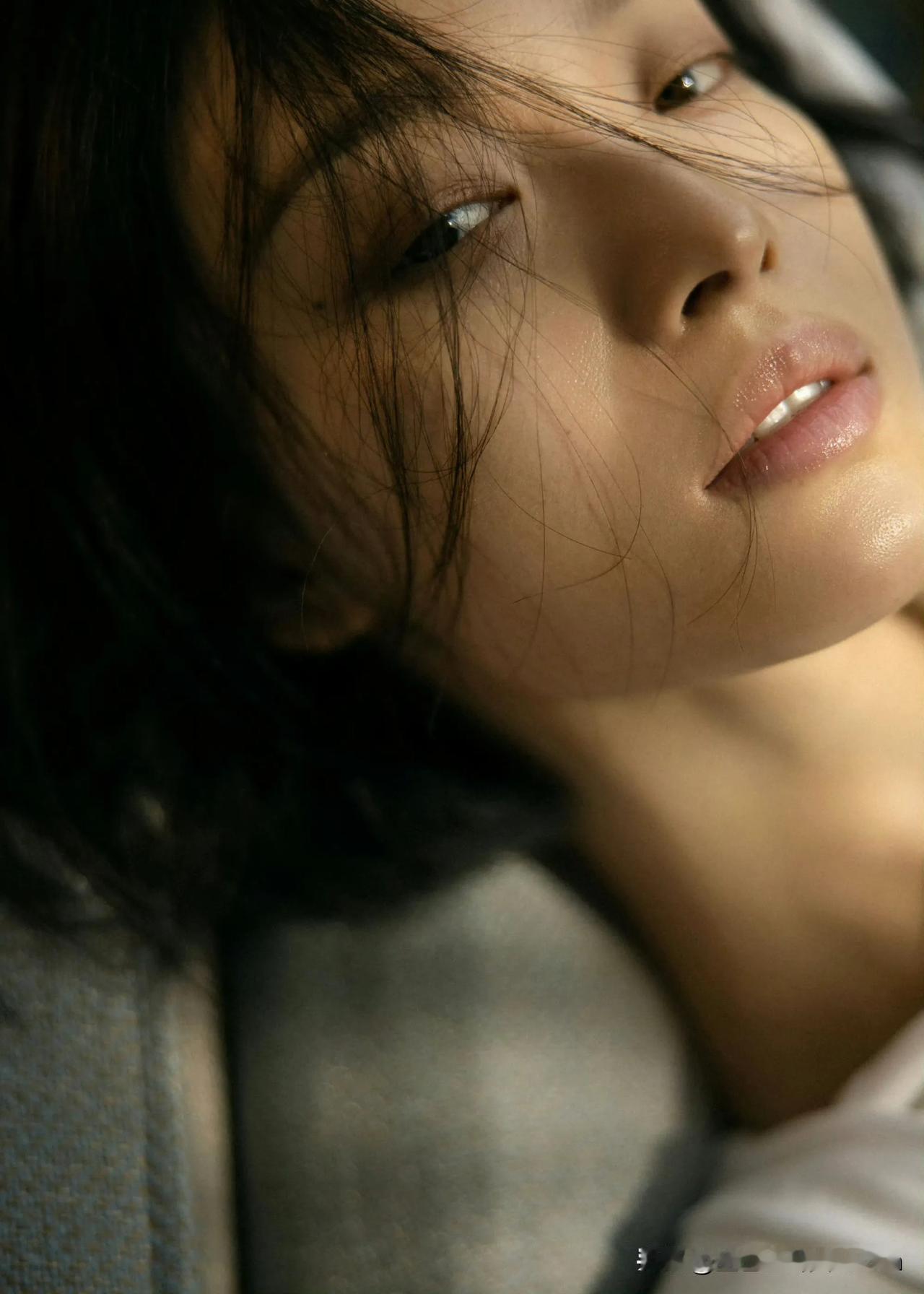 倪妮温柔的眼神，自然的光影，静谧的美好