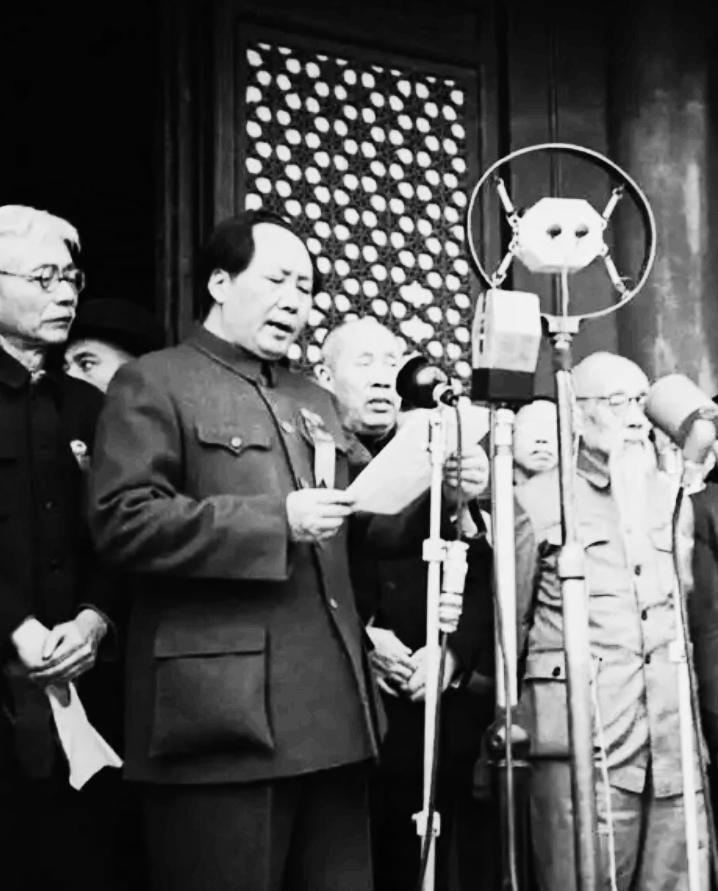 毛主席为中国人民谋幸，一生有九不怕：
一、天不怕
二、地不怕
三、鬼不怕
四、死