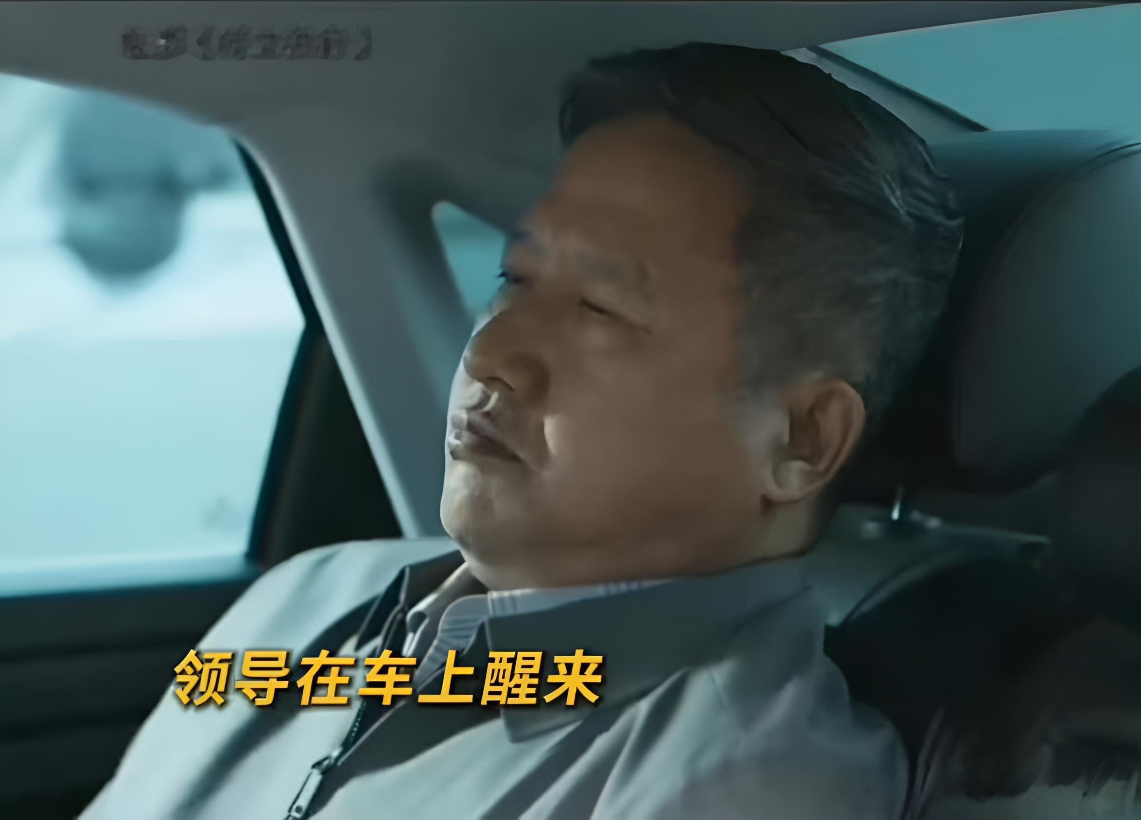 特立独行喜剧版人民的名义以喜剧口吻讲述职场里的大小琐事，描摹普通人身处其中的真实