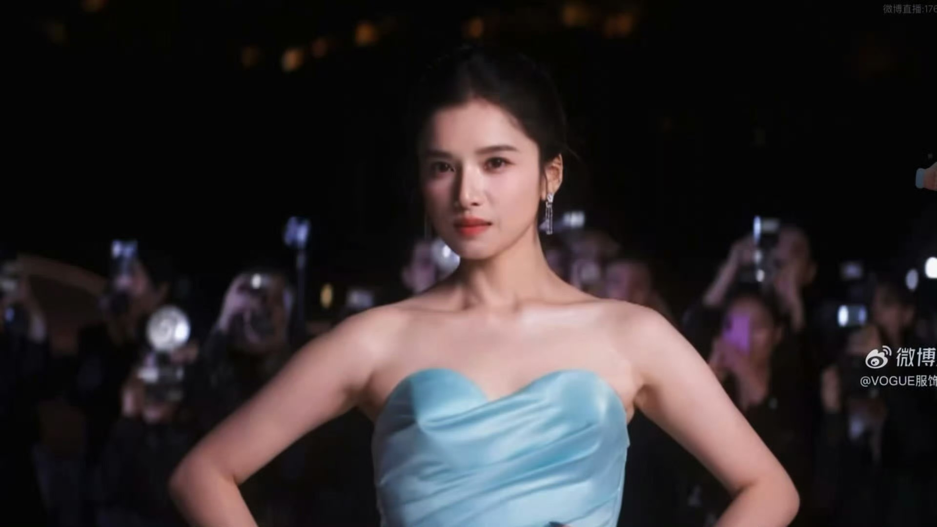 VOGUE红毯张婧仪这个大气 ​​​