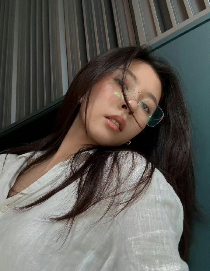宋妍霏白长了一副精明的脸看着宋妍霏挺精明的长相，实际上居然是个憨憨美女，看见这样