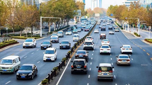 油电同权争议一锤定音！《人民日报》锐评揭开真相，公路养护钱快没了？
“油电同权”