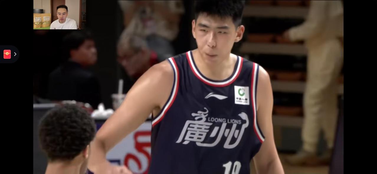 看热闹的不嫌事儿大。这句话最适合CBA现场的球迷。当广州队的中锋徐昕经过球迷看台