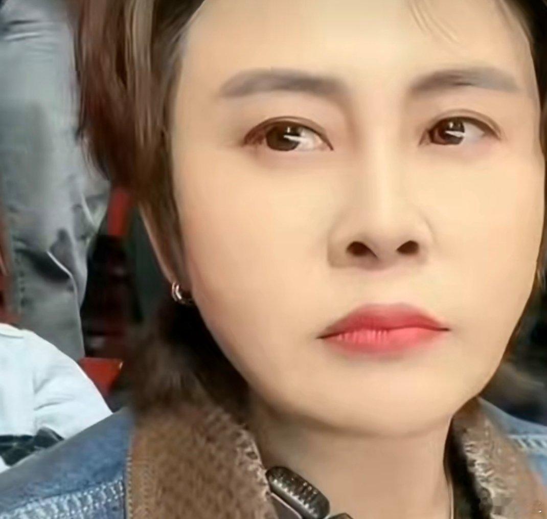 王濛比赛现场偶遇关晓彤 观众席名场面来了！王濛比赛现场偶遇关晓彤，两位人气同框，