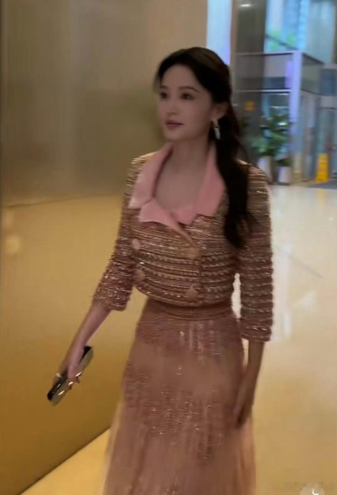 李沁《一笑随歌》的高定造型被网友说很土气[哆啦A梦吃惊] ​​​