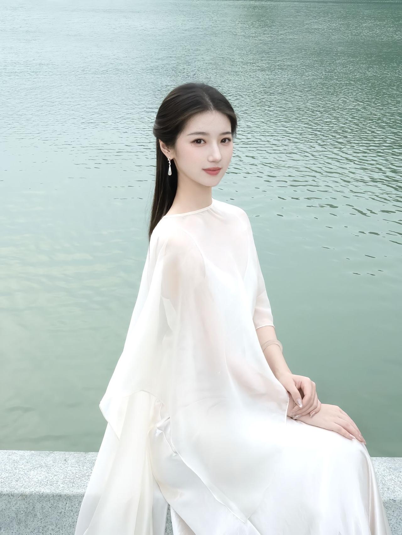 有气质的女人给人什么感觉山光映水，风拂云轻。一柄素伞，一袭白衣，偷得浮生半日闲，